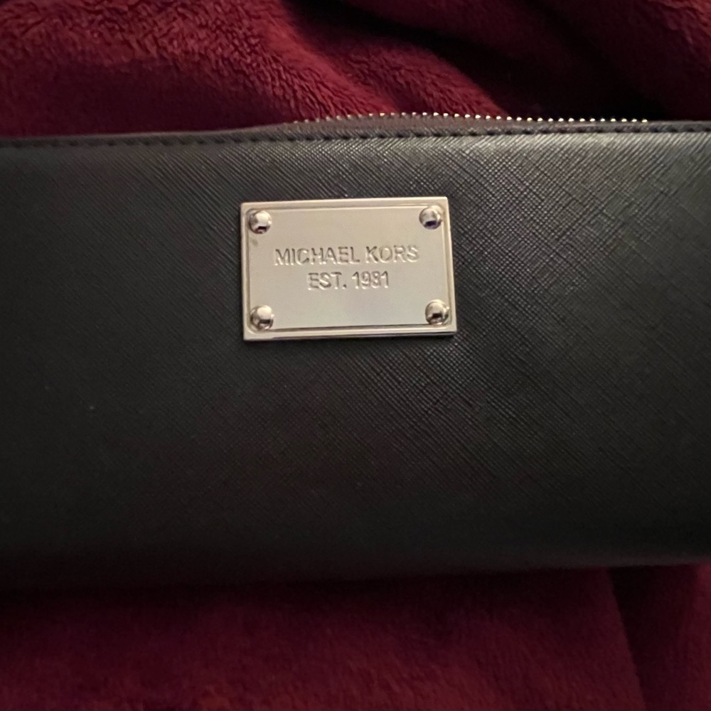 Micheal Kors Large brown zip leather wallet inside zip holds most phones - Picture 5 of 11